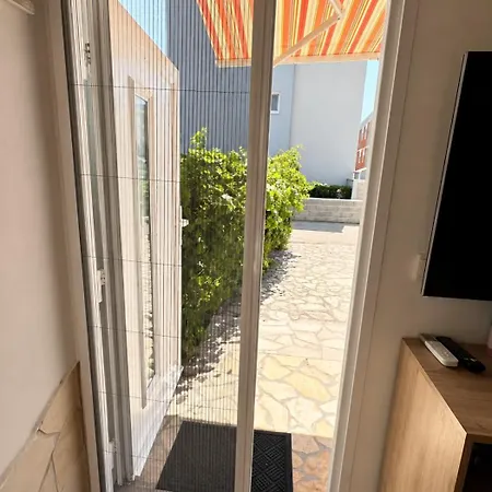 Cozy Near דירה ויר