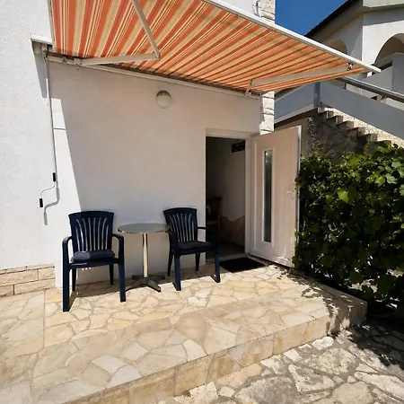 Cozy Near דירה ויר