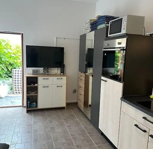 Апартаменты Cozy Near Вир